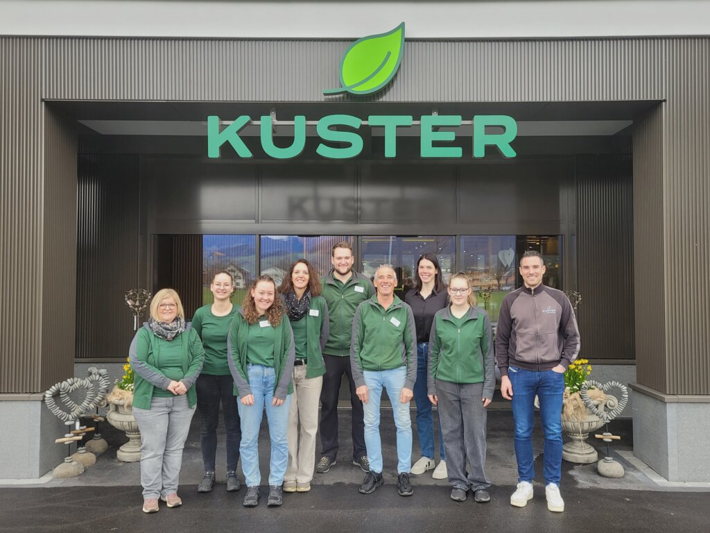 Mitarbeitende und Verantwortliche des Blumengeschäfts: Claudia Roesch, Luzia Keiser, Mira Romano, Flavia Näpflin, Nando Kuster, Marcel Kuster, Flavia Kuster, Leonie Burch, Marc Kuster (v.l.n.r.) Es fehlen: Esther Burkart, Roswitha Kuster, Irène Kuster.