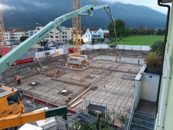 Nach der erfolgreichen Armierung des Untergrunds, wird der Betonboden gegossen und abgeglättet.