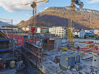 Das Untergeschoss ist fertiggestellt. Nun laufen die Arbeiten für das Erdgeschoss und die ersten Wände werden betoniert. 