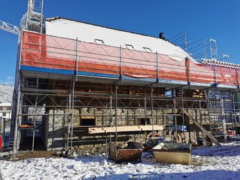 Vor dem ersten Schneefall konnten die Dachziegel auf dem Stall wieder eingepasst werden. Das Dach ist somit fertiggestellt.