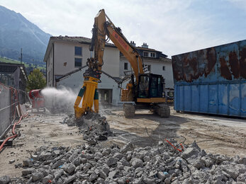 Wo einst das Gartencenter seinen Platz fand, werden nun die letzten Mauerrückstände vom Bagger abgeräumt. 