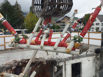 Der Bagger ist mittlerweile beim Keller angelangt. Die Heizung wird abtransportiert. 