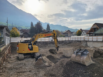 Der Aushub für unseren Neubau ist noch in vollem Gange und wird bis Ende Oktober fertiggestellt.