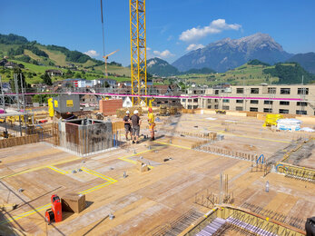 Die Arbeiten im 3. Obergeschoss sind in vollem Gange. Eine Etage fehlt noch, bis das Gebäude seine Zielhöhe erreicht hat. 