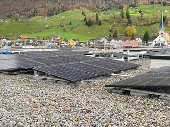 Die Solaranlage auf dem Dach des Neubaus steht und sorgt zukünftig für eine nachhaltigene Stromversorgung im Gebäude. 